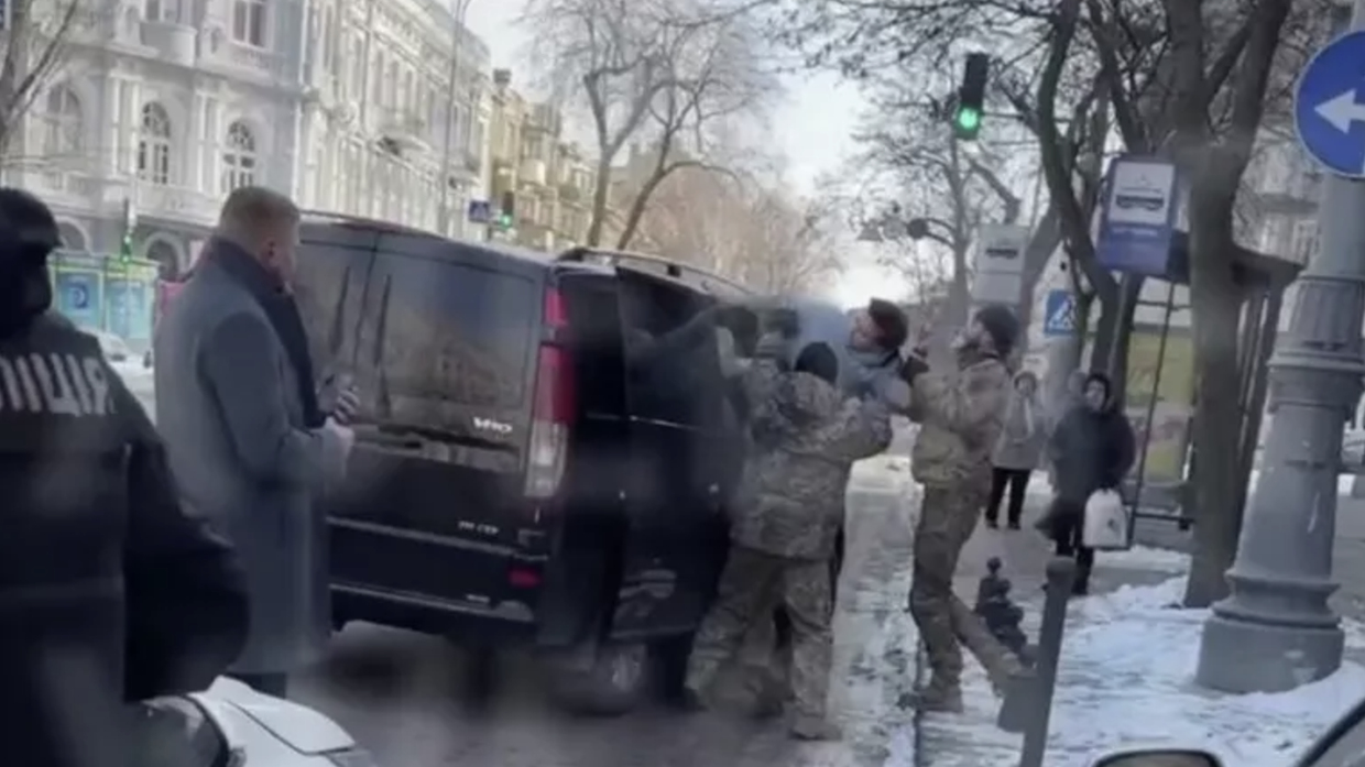 Кадр видео принудительной мобилизации в Одессе, Украина
