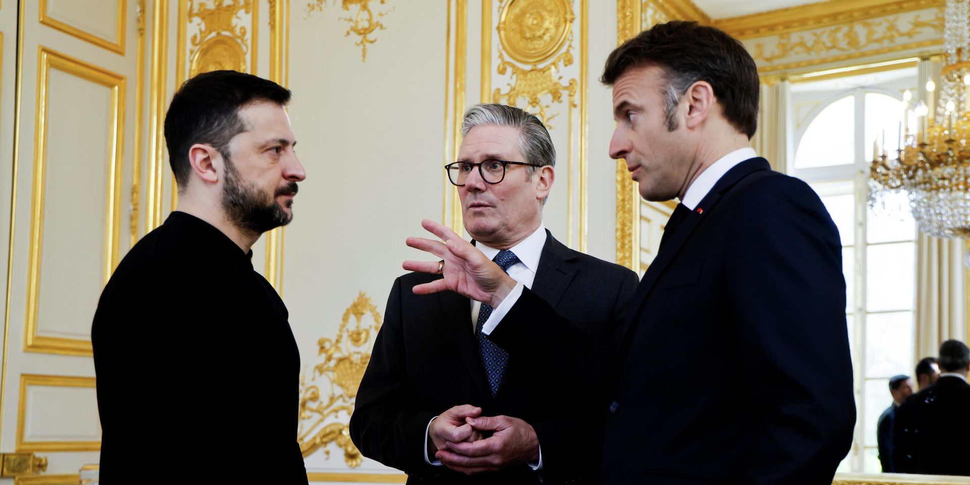 Владимир Зеленский, президент Франции Эммануэль Макрон и премьер-министр Великобритании Кир Стармер во время трехсторонней встречи на полях саммита коалиции желающих в Елисейском дворце - ИноСМИ, 1920, 26.12.2025