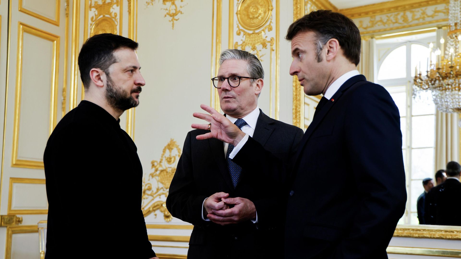 Владимир Зеленский, президент Франции Эммануэль Макрон и премьер-министр Великобритании Кир Стармер во время трехсторонней встречи на полях саммита коалиции желающих в Елисейском дворце - ИноСМИ, 1920, 24.02.2026