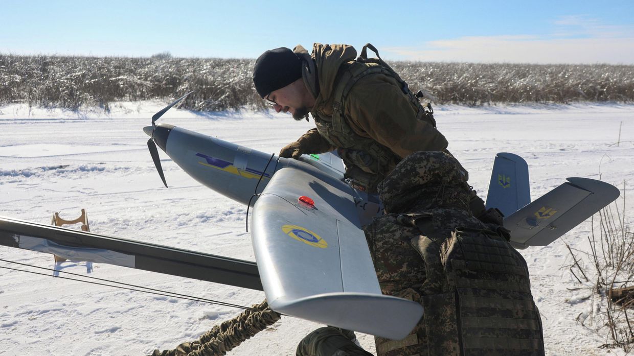 Военнослужащие подразделения БПЛА спецназа Национальной гвардии Украины готовят разведывательный беспилотник к запуску на линии фронта в Харьковской области. 22 февраля 2026 года