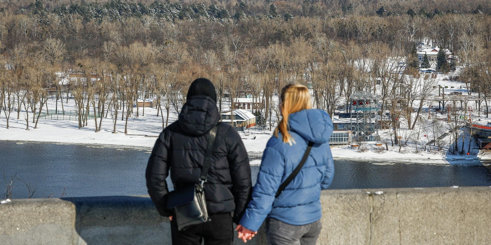 Пара смотрит на левый берег Днепра морозным зимним днем. Киев, 19 февраля 2026 года - ИноСМИ, 1920, 23.02.2026