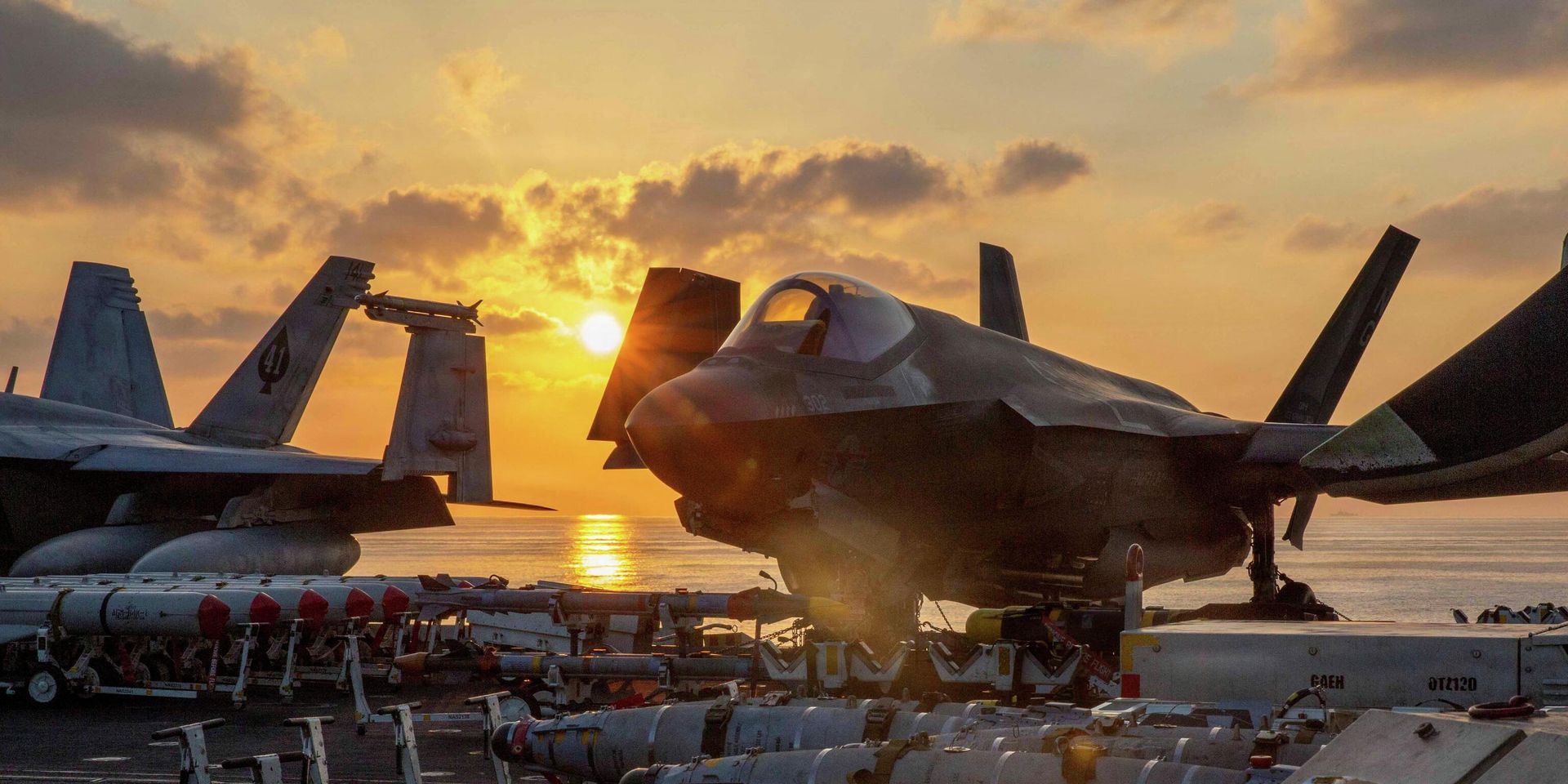 Истребитель морской пехоты США F-35C Lightning II на палубе авианосца ВМС США Авраам Линкольн - ИноСМИ, 1920, 31.03.2026