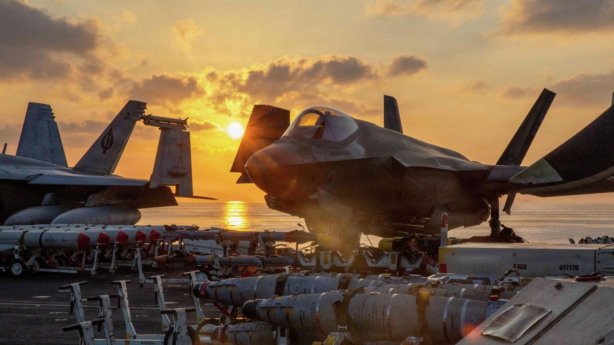 Истребитель морской пехоты США F-35C Lightning II на палубе авианосца ВМС США Авраам Линкольн