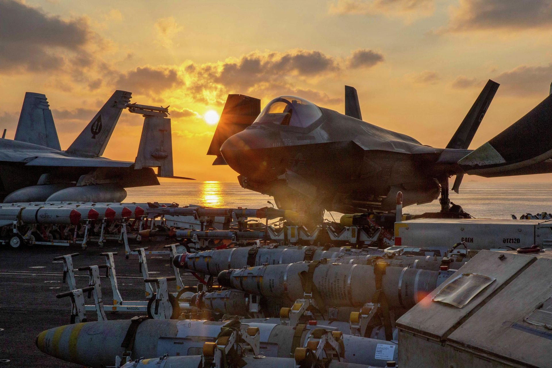 Истребитель морской пехоты США F-35C Lightning II на палубе авианосца ВМС США Авраам Линкольн - ИноСМИ, 1920, 03.04.2026
