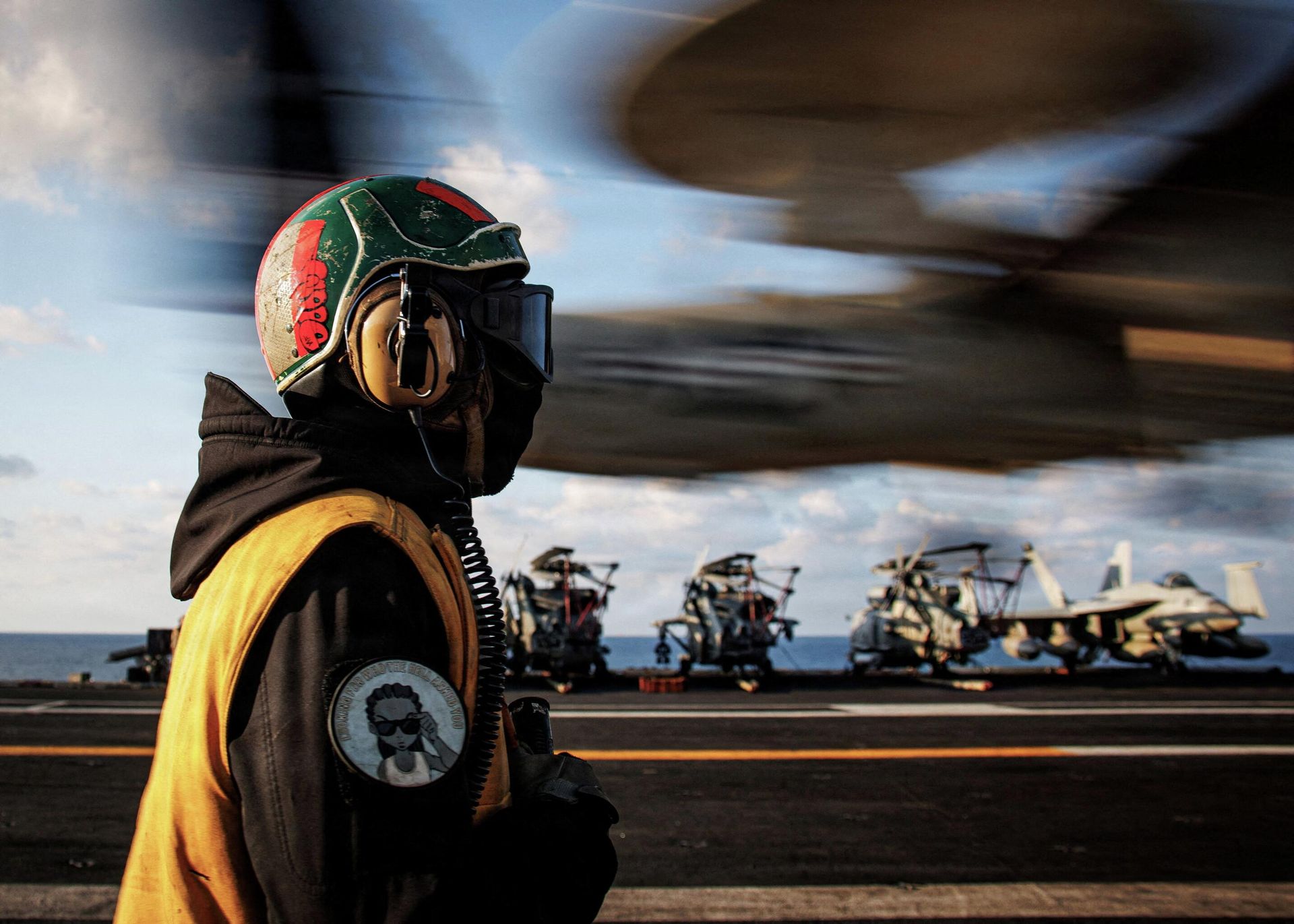 Моряк наблюдает за посадкой самолета E-2D Hawkeye на авианосец USS Gerald R. Ford во время операции Эпическая ярость по нанесению ударов по Ирану в восточной части Средиземного моря - ИноСМИ, 1920, 23.03.2026