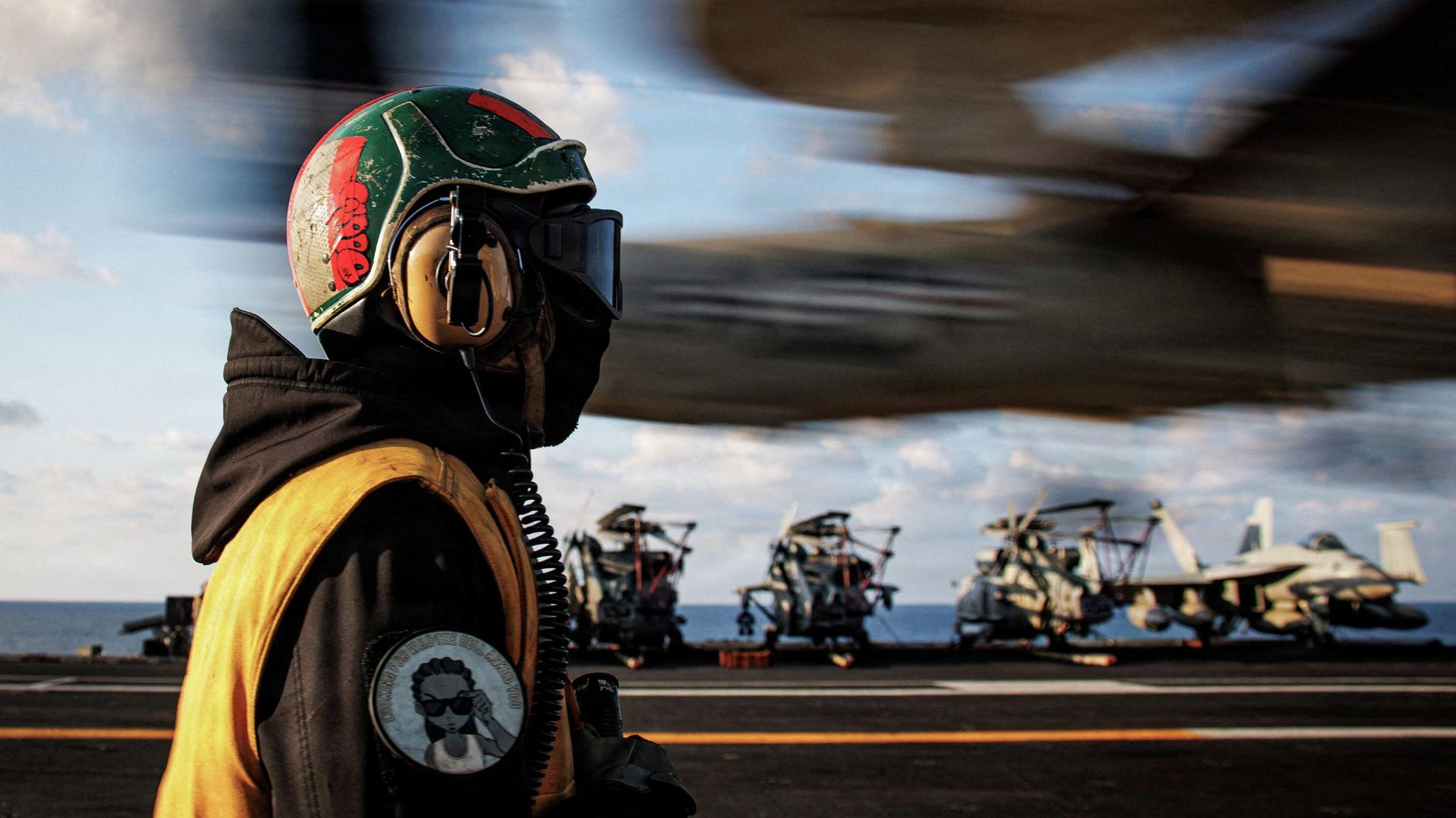 Моряк наблюдает за посадкой самолета E-2D Hawkeye на авианосец USS Gerald R. Ford во время операции Эпическая ярость по нанесению ударов по Ирану в восточной части Средиземного моря - ИноСМИ, 1920, 12.03.2026
