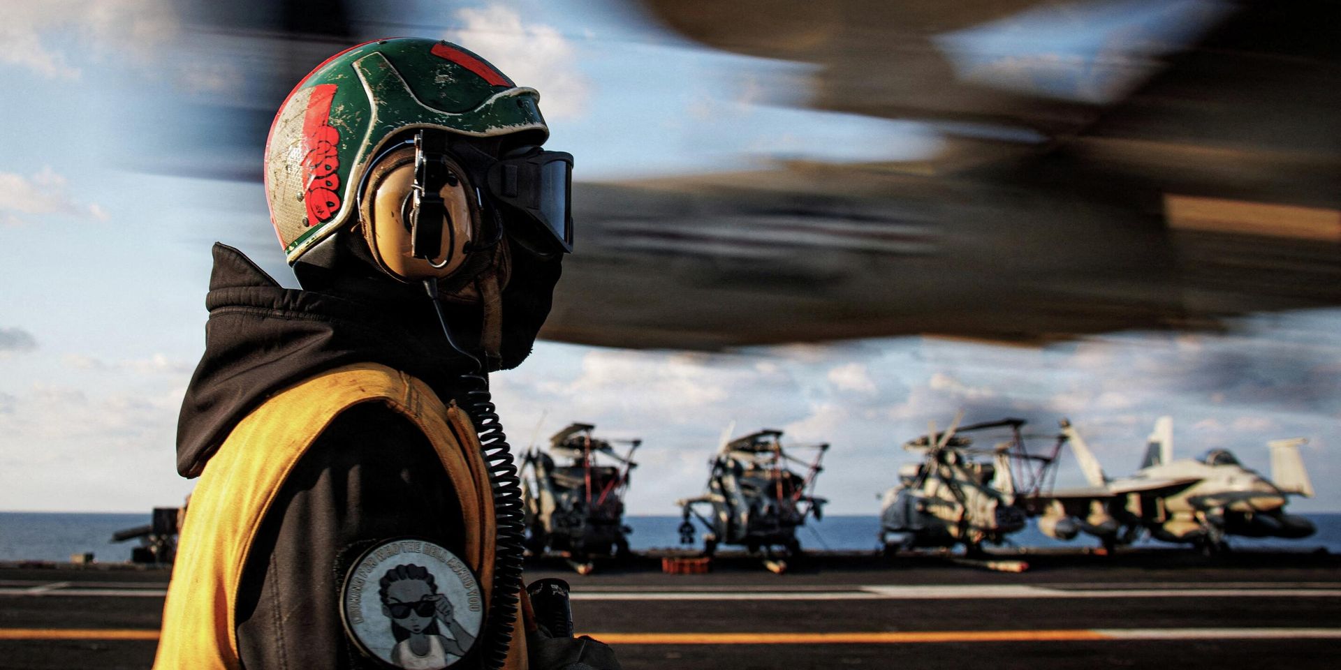 Моряк наблюдает за посадкой самолета E-2D Hawkeye на авианосец USS Gerald R. Ford во время операции Эпическая ярость по нанесению ударов по Ирану в восточной части Средиземного моря - ИноСМИ, 1920, 12.03.2026