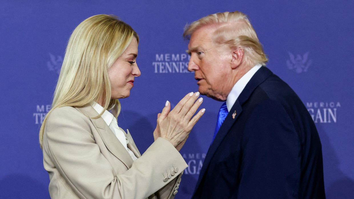 Генпрокурор США Памела Бонди аплодирует президенту США Дональду Трампу. Мемфис, Теннесси, США, 23 марта 2026.