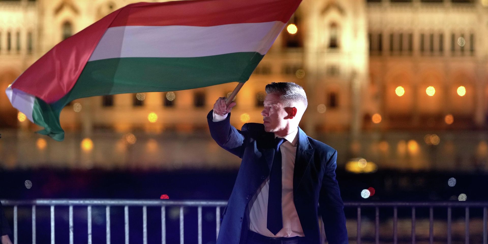 Петер Мадьяр, победивший на парламентских выборах в Венгрии, держит флаг Венгрии после объявления предварительных результатов - ИноСМИ, 1920, 27.06.2026