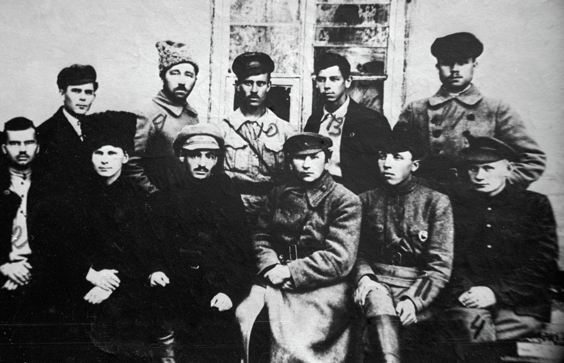 Чешский писатель-коммунист Ярослав Гашек (сидит 3-й справа) среди работников политотдела 5-й армии. - ИноСМИ, 1920, 15.04.2026