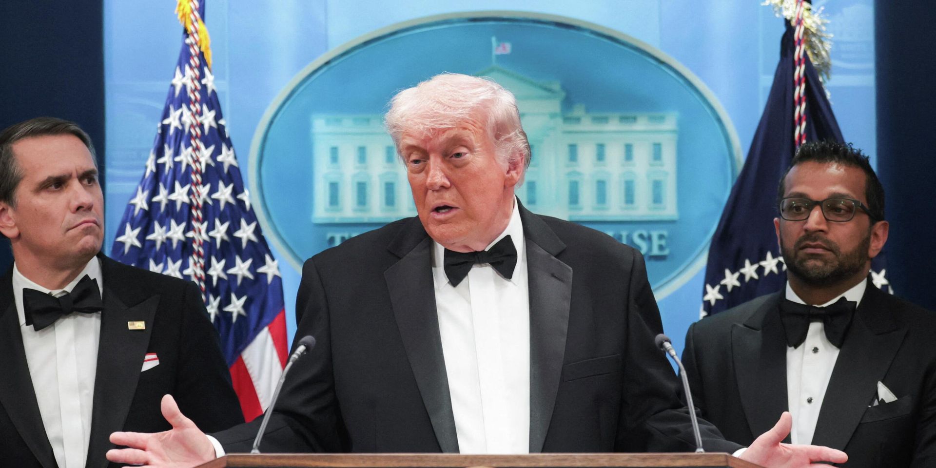 Дональд Трамп выступает перед журналистами после стрельбы на ужине Ассоциации корреспондентов Белого дома в Вашингтоне - ИноСМИ, 1920, 14.05.2026