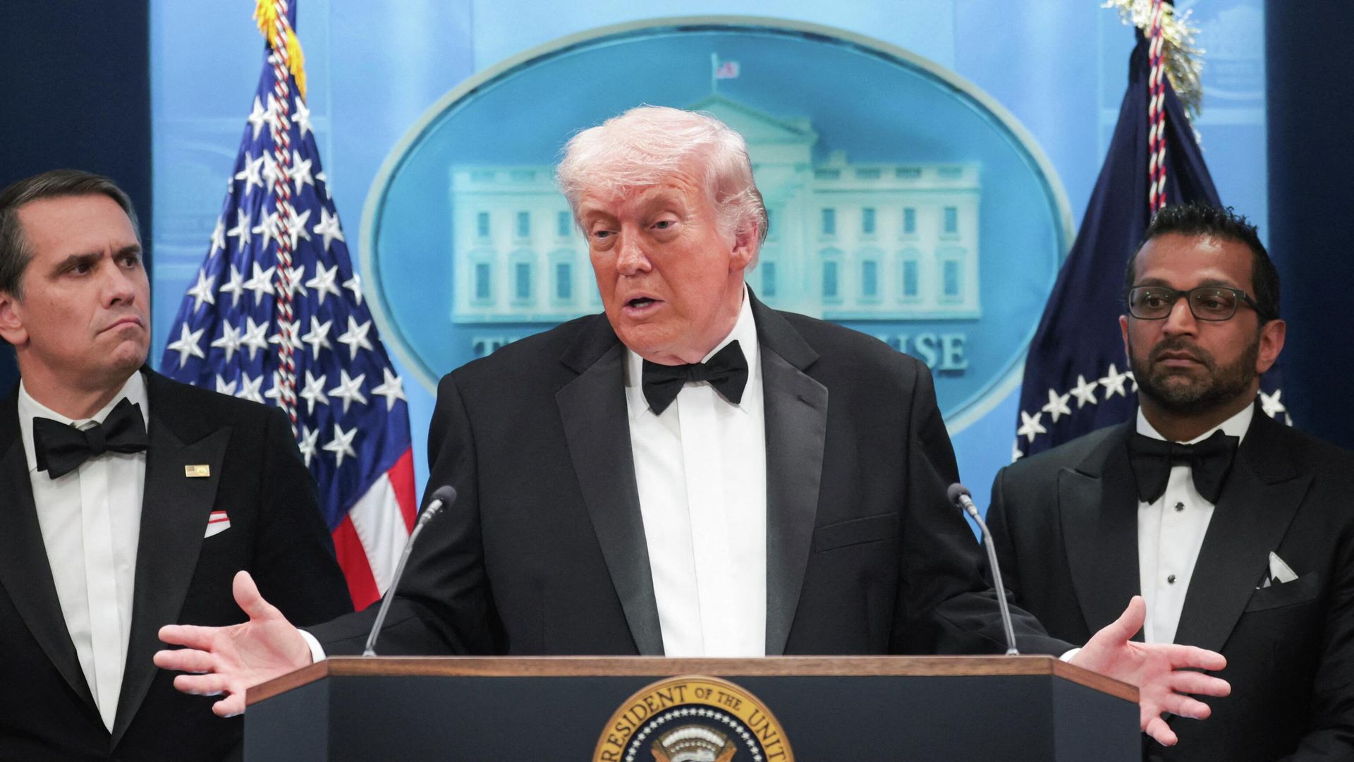 Дональд Трамп выступает перед журналистами после стрельбы на ужине Ассоциации корреспондентов Белого дома в Вашингтоне - ИноСМИ, 1920, 14.05.2026