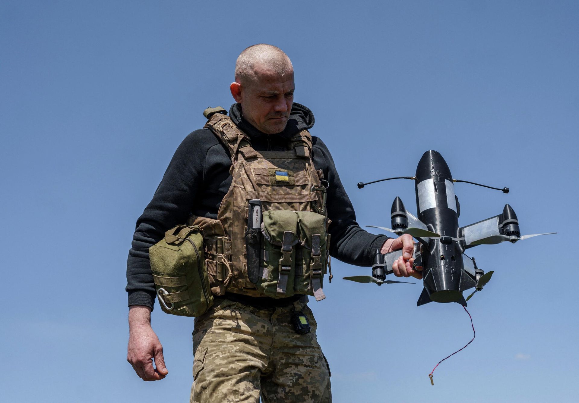 Украинский военнослужащий готовит к запуску беспилотник-перехватчик P1-Sun - ИноСМИ, 1920, 03.05.2026