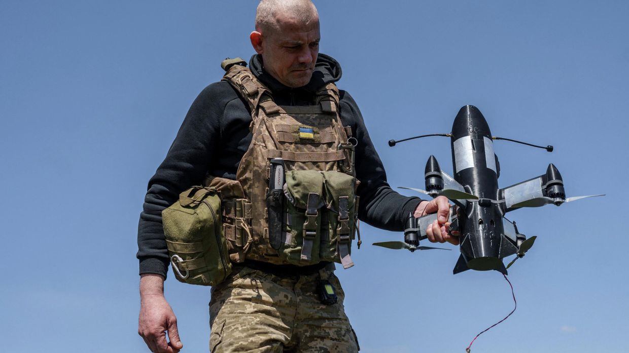 Украинский военнослужащий готовит к запуску беспилотник-перехватчик P1-Sun