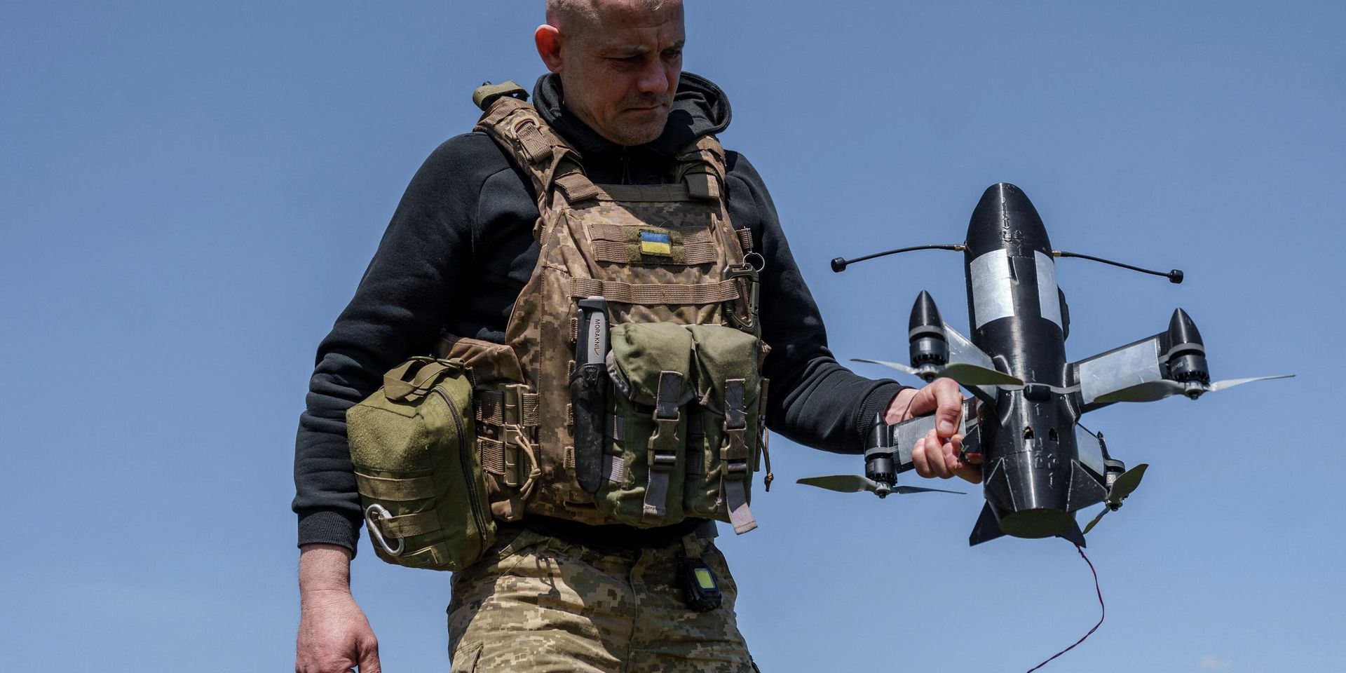 Украинский военнослужащий готовит к запуску беспилотник-перехватчик P1-Sun - ИноСМИ, 1920, 28.04.2026