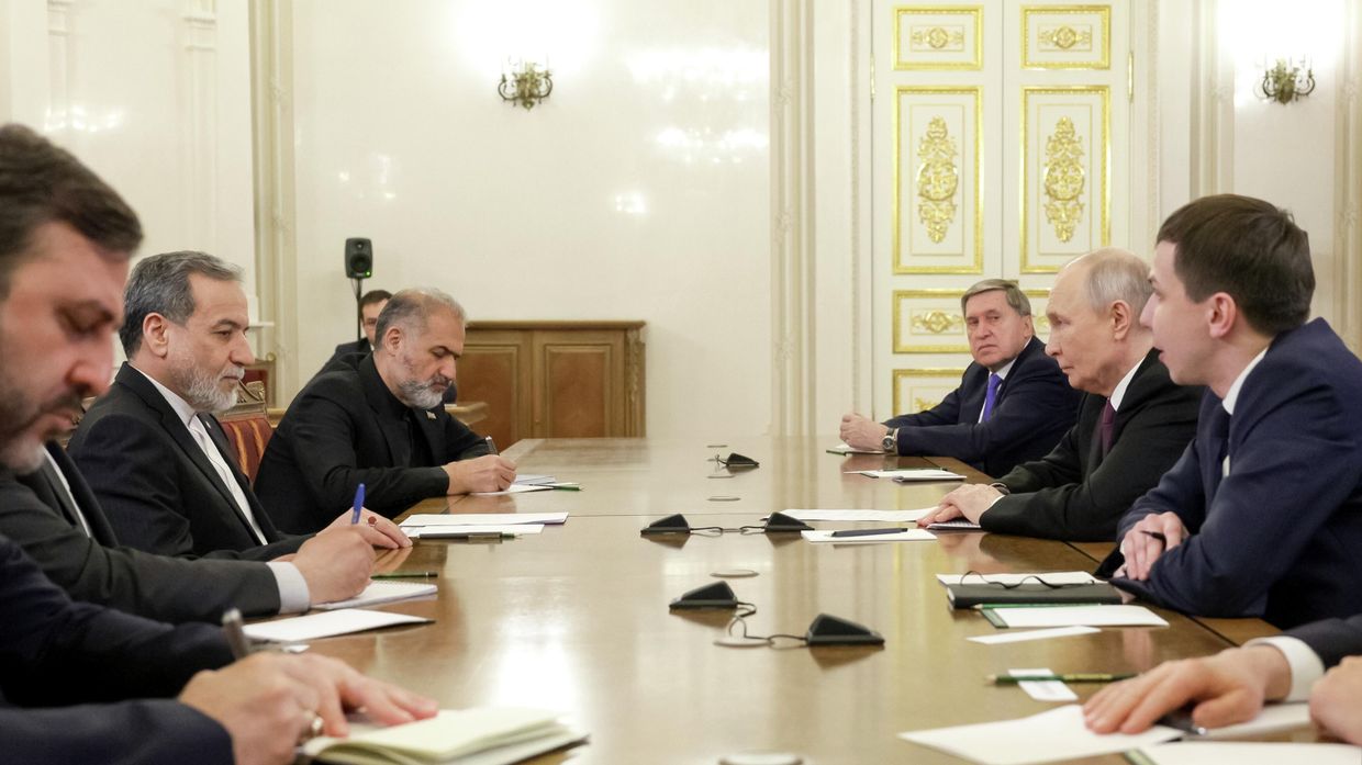 Президент РФ Владимир Путин и министр иностранных дел Ирана Аббас Аракчи (второй слева) во время встречи в Санкт-Петербурге.