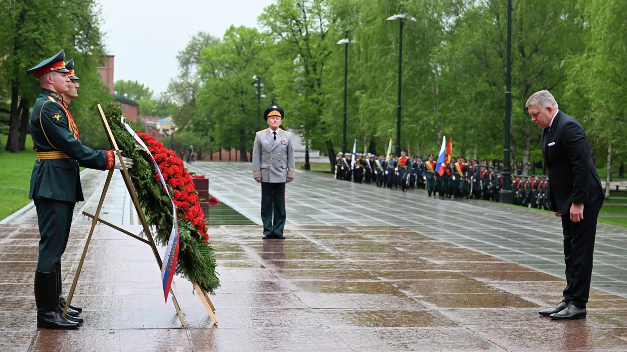 Премьер-министр Словакии Роберт Фицо возложил цветы к Могиле Неизвестного Солдата в Москве