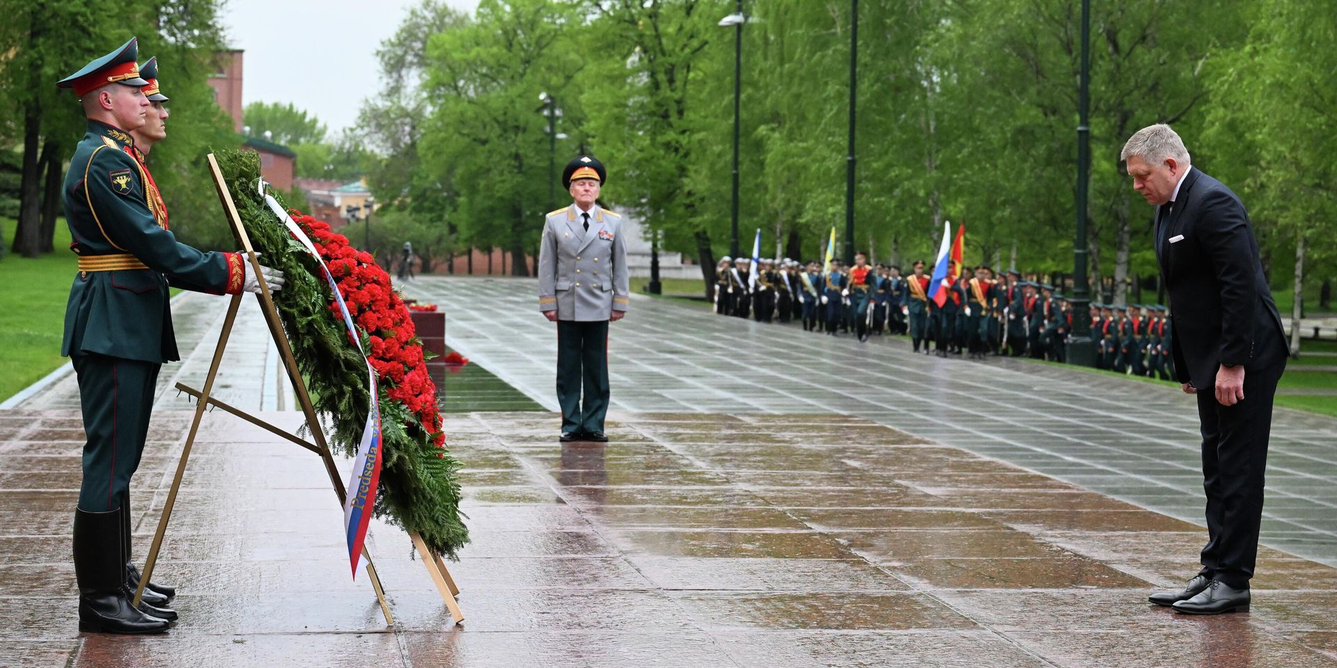Премьер-министр Словакии Роберт Фицо возложил цветы к Могиле Неизвестного Солдата в Москве - ИноСМИ, 1920, 09.05.2026