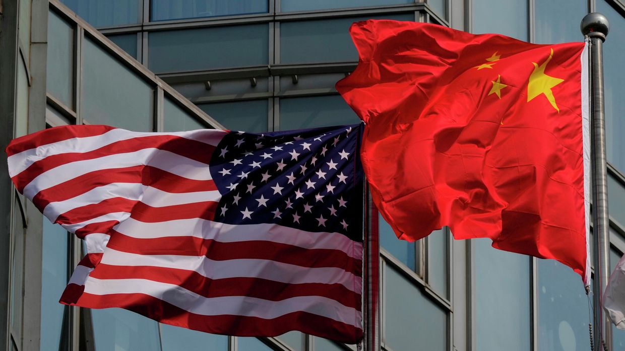 Флаги США и Китая в преддверии визита Дональда Трампа в Китай