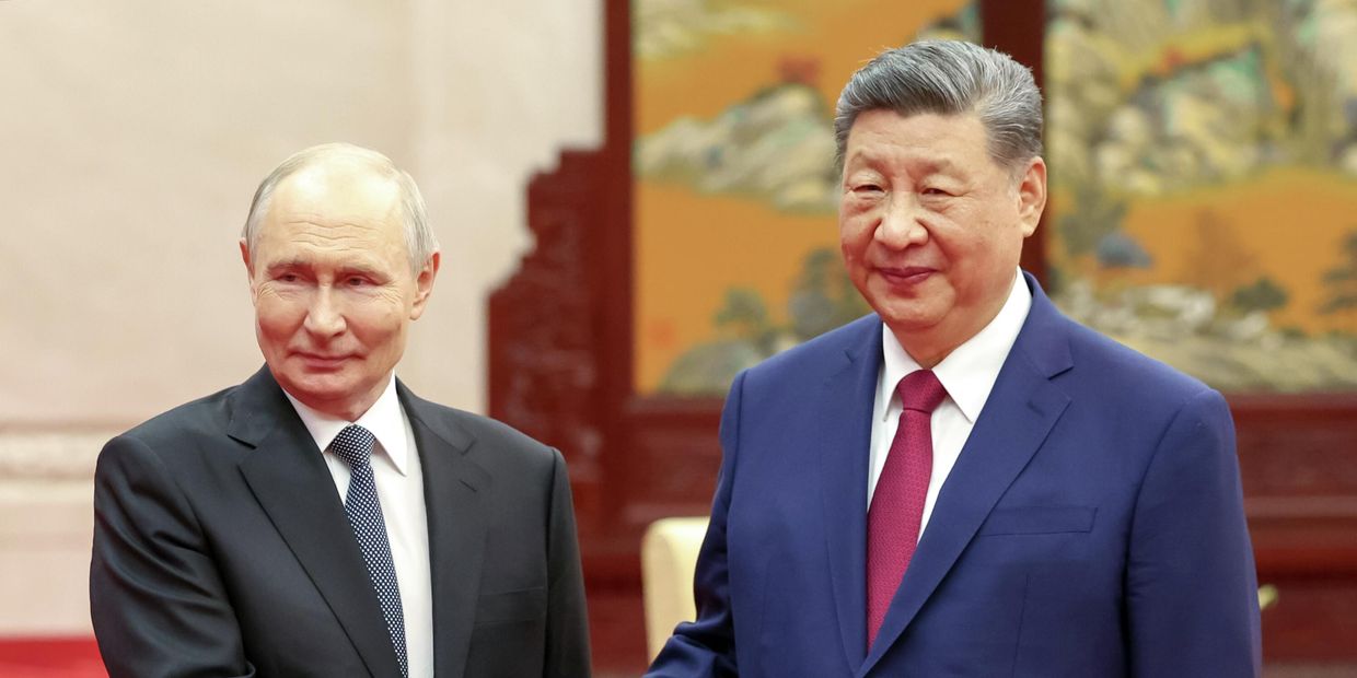 Президент РФ Владимир Путин и председатель КНР Си Цзиньпин во время чаепития