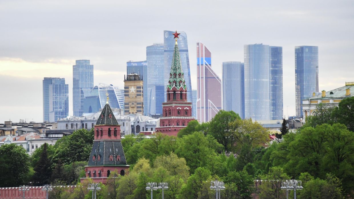 Московский Кремль и небоскребы делового центра Москва-сити.