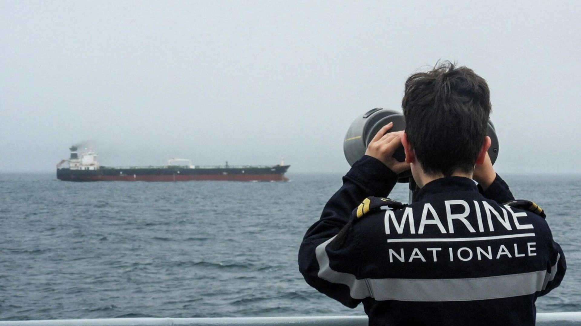 Военнослужащий ВМС Франции наблюдает за нефтяным танкером, 1 июня 2026 года - ИноСМИ, 1920, 01.06.2026