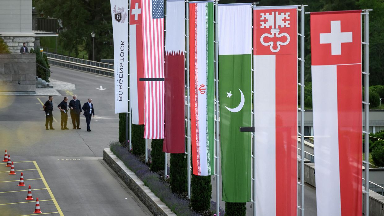 Флаги Швейцарии, США, Катара, Ирана, Пакистана и кантона Нидвальден возле гостиничного комплекса Бюргеншток, 21 июня 2026 г. 
