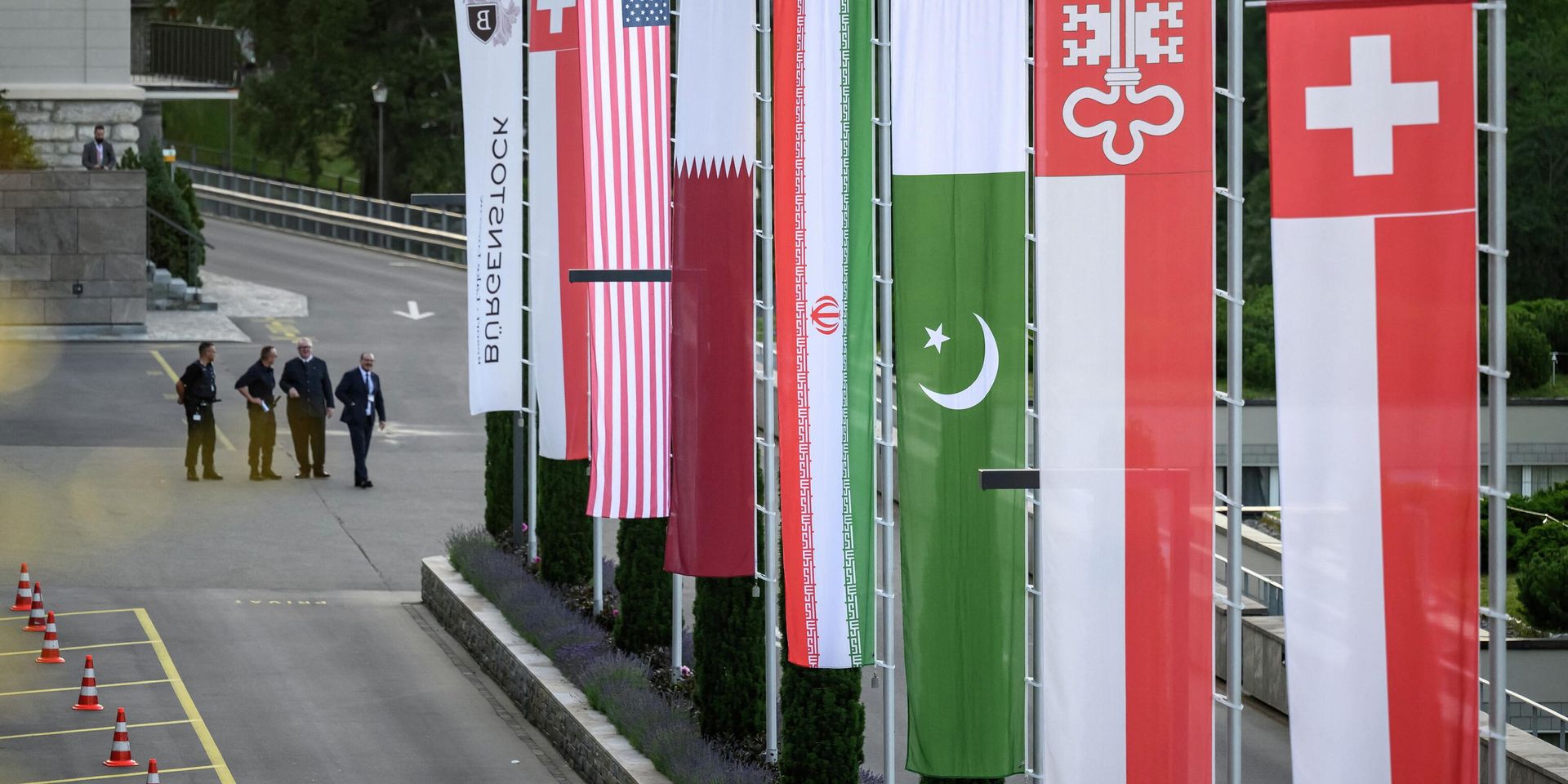 Флаги Швейцарии, США, Катара, Ирана, Пакистана и кантона Нидвальден возле гостиничного комплекса Бюргеншток, 21 июня 2026 г.  - ИноСМИ, 1920, 21.06.2026