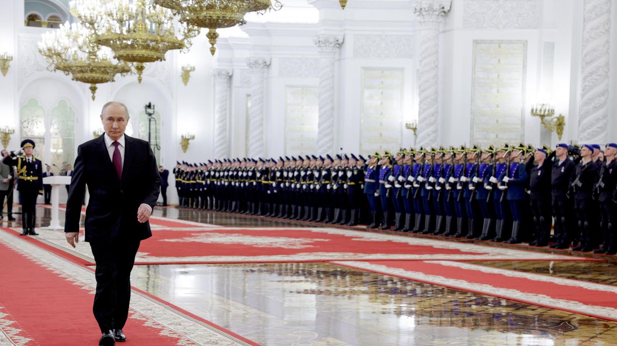 Президент Владимир Путин вручил орден Жукова Президентскому полку