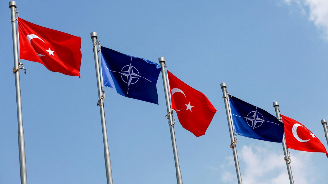 Флаги Турции и НАТО в Анкаре перед началом саммита Североатлантического альянса, 4 июля 2026 г. 
