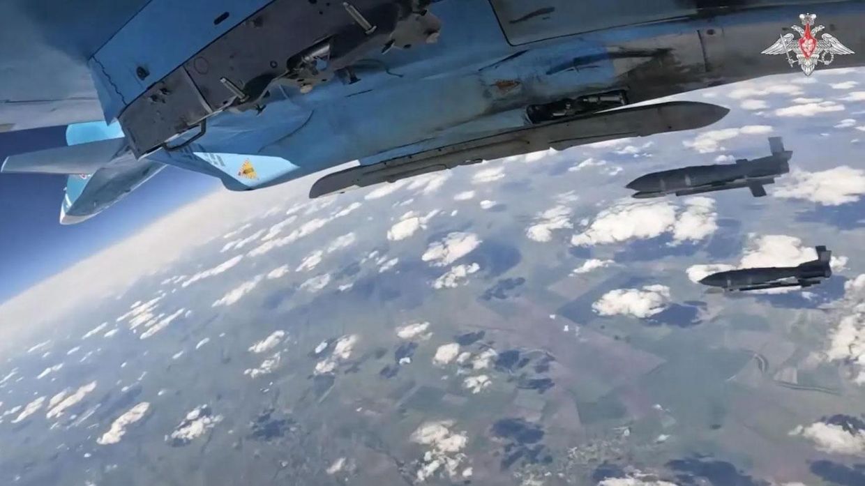 Истребитель-бомбардировщик Су-34 ВКС России нанес удар по живой силе и командному пункту БПЛА противника в зоне ответственности группировки войск Южная