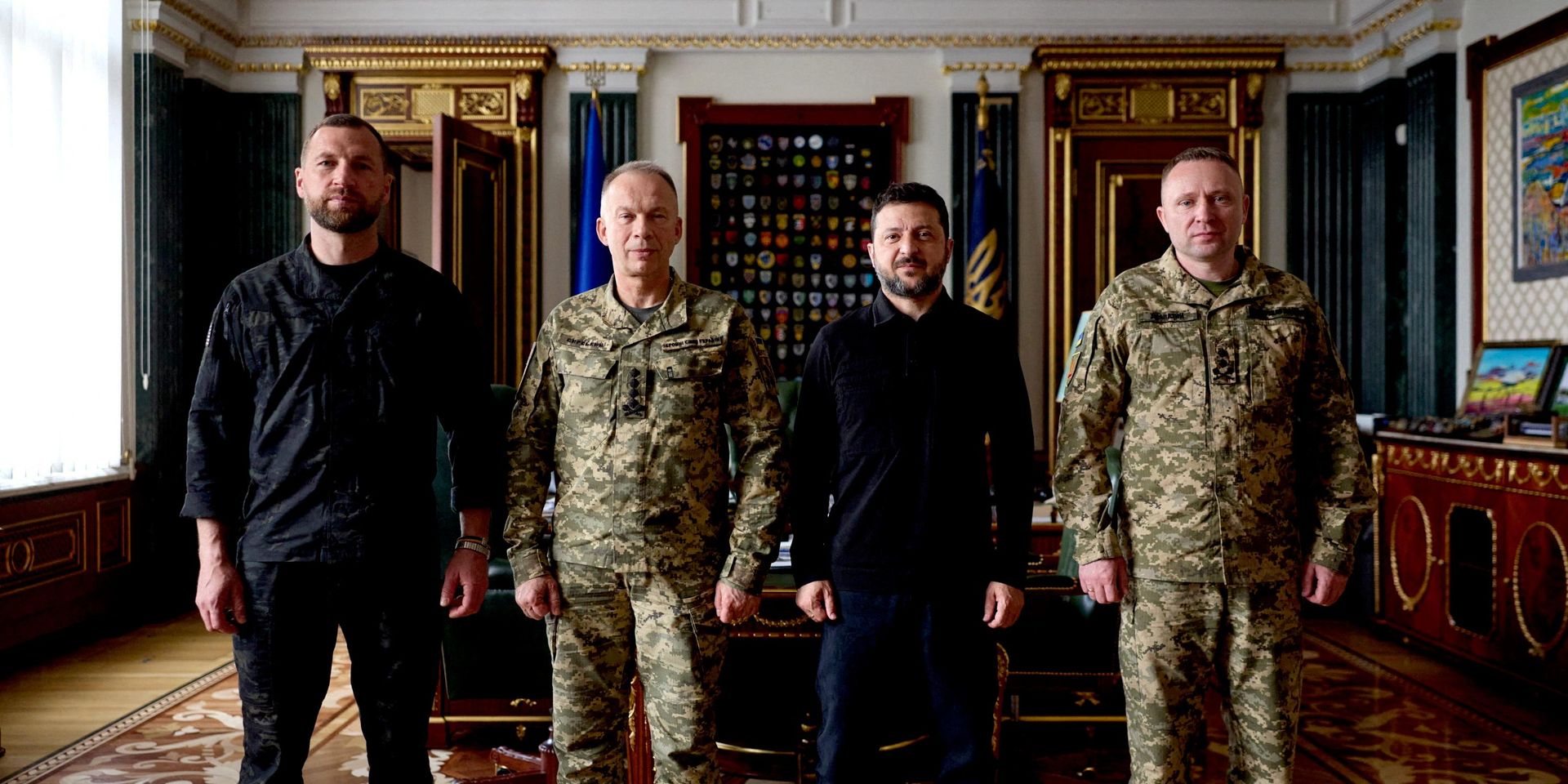 Владимир Зеленский, недавно назначенный главнокомандующий ВСУ генерал-майор Михаил Драпатый, его предшественник генерал Александр Сырский и исполняющий обязанности министра обороны Евгений Хмара. - ИноСМИ, 1920, 27.07.2026