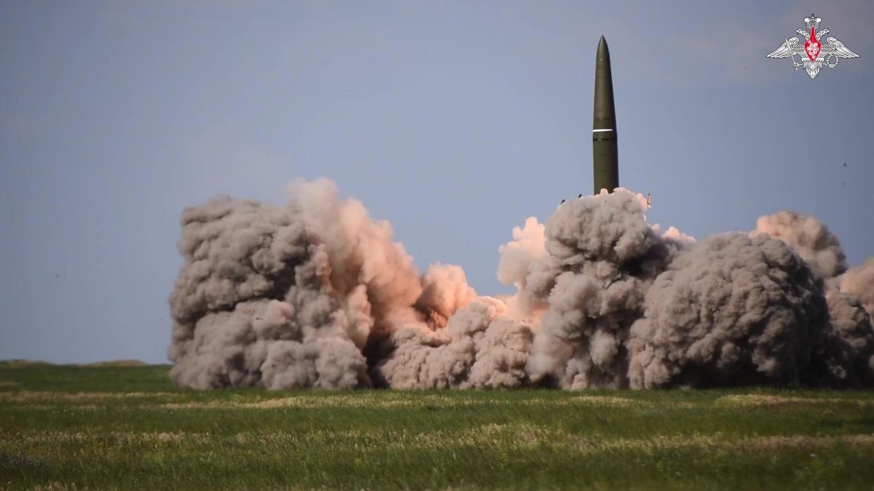 Вооруженные силы Белоруссии выполняют пуск баллистической ракеты с комплекса Искандер-М на учениях ядерных сил