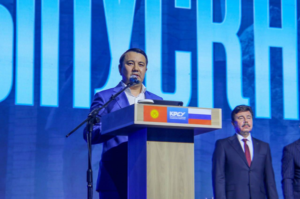 Спикер Жогорку Кенеша Кыргызской Республики Марлен Маматалиев на торжественной церемонии выпуска Кыргызско-Российского Славянского университета в Жаштык Арене / Фото: пресс-служба КРСУ