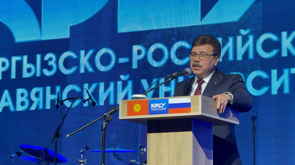 Посол России в Кыргызстане Сергей Вакунов на торжественной церемонии вручения дипломов выпускникам Кыргызско-Российского Славянского университета в Жаштык Арене / Фото: пресс-служба КРСУ
