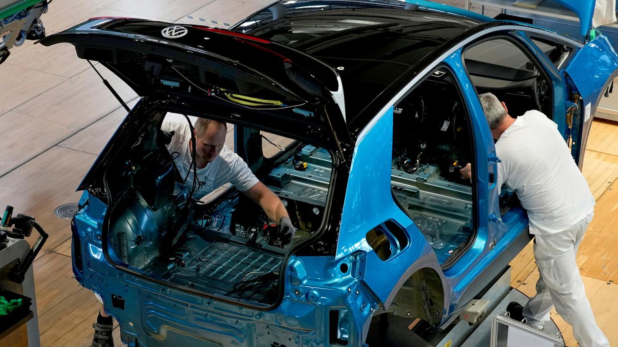 Сотрудники Volkswagen собирают электромобиль на заводе в Дрездене, Германия