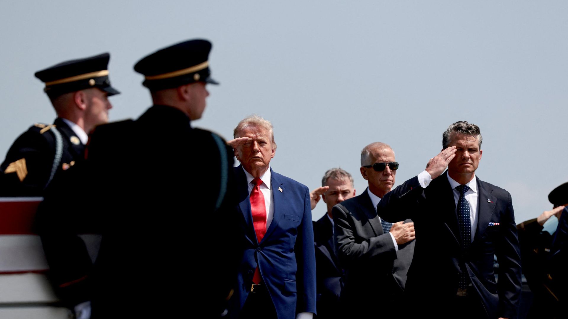 Президент США Дональд Трамп и министр обороны США Пит Хегсет во время церемонии похорон американских солдат в Дувре, штат Делавэр, США - ИноСМИ, 1920, 05.08.2026