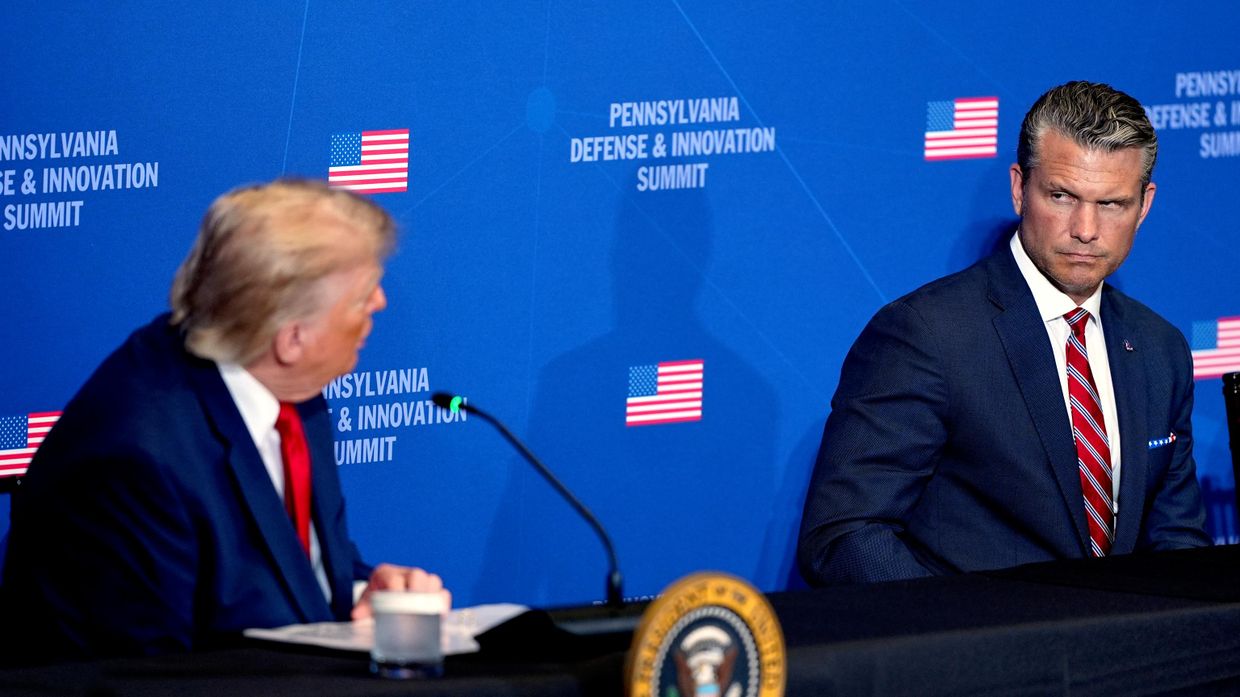 Президент США Дональд Трамп и министр обороны США Пит Хегсет Президент США Дональд Трамп и министр обороны США Пит Хегсет