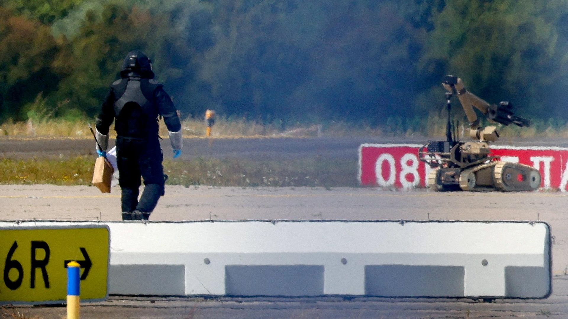 Полицейский на месте падения беспилотника в в аэропорту Лейпцига, Германия, 5 августа 2026 года - ИноСМИ, 1920, 08.09.2026