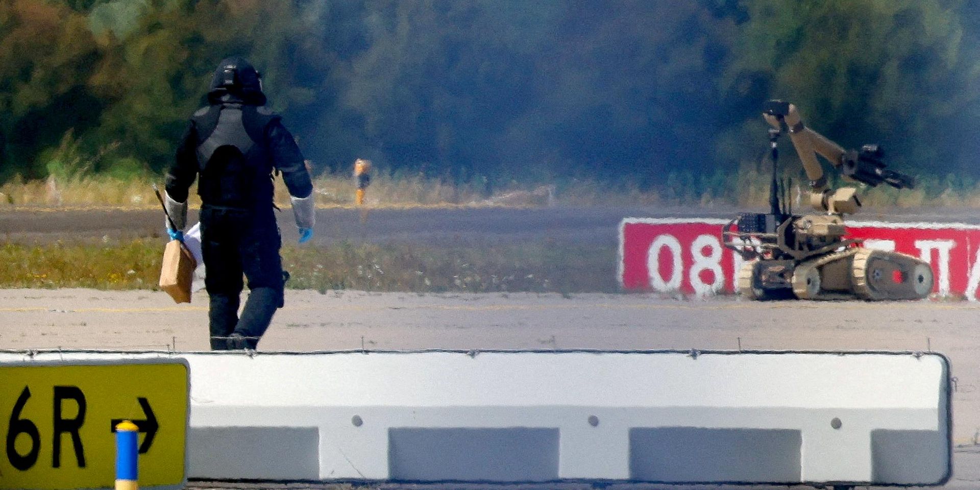 Полицейский на месте падения беспилотника в в аэропорту Лейпцига, Германия, 5 августа 2026 года - ИноСМИ, 1920, 13.08.2026