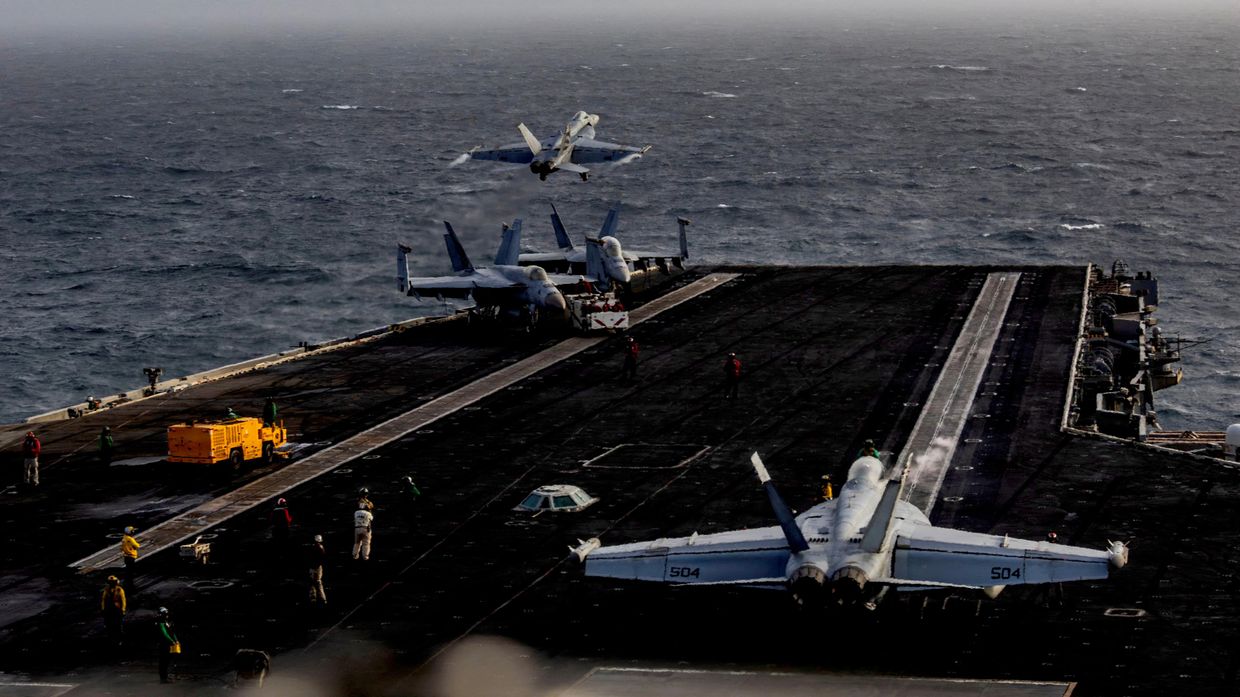 Истребитель F/A-18E Super Hornet взлетает с палубы авианосца USS Abraham Lincoln в ходе конфликта с Ираном 31 июля 2026 г. Истребитель F/A-18E Super Hornet взлетает с палубы авианосца USS Abraham Lincoln в ходе конфликта с Ираном 31 июля 2026 г.
