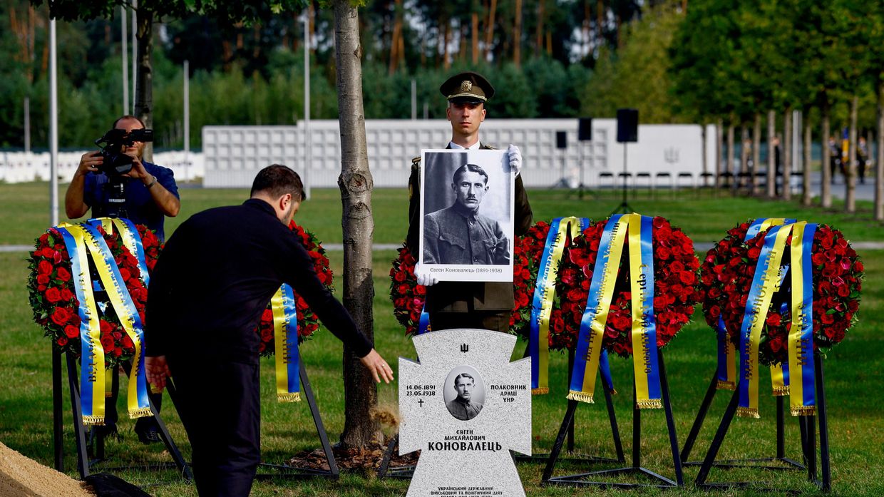 Церемония перезахоронения Евгения Коновальца, одного из основателей и лидеров ОУН (запрещенная в России экстремистская организация)
