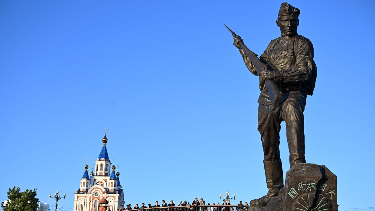 Памятник советскому солдату, посвященный победе над милитаристской Японией и победе во Второй мировой войне, открытый в Хабаровске  
