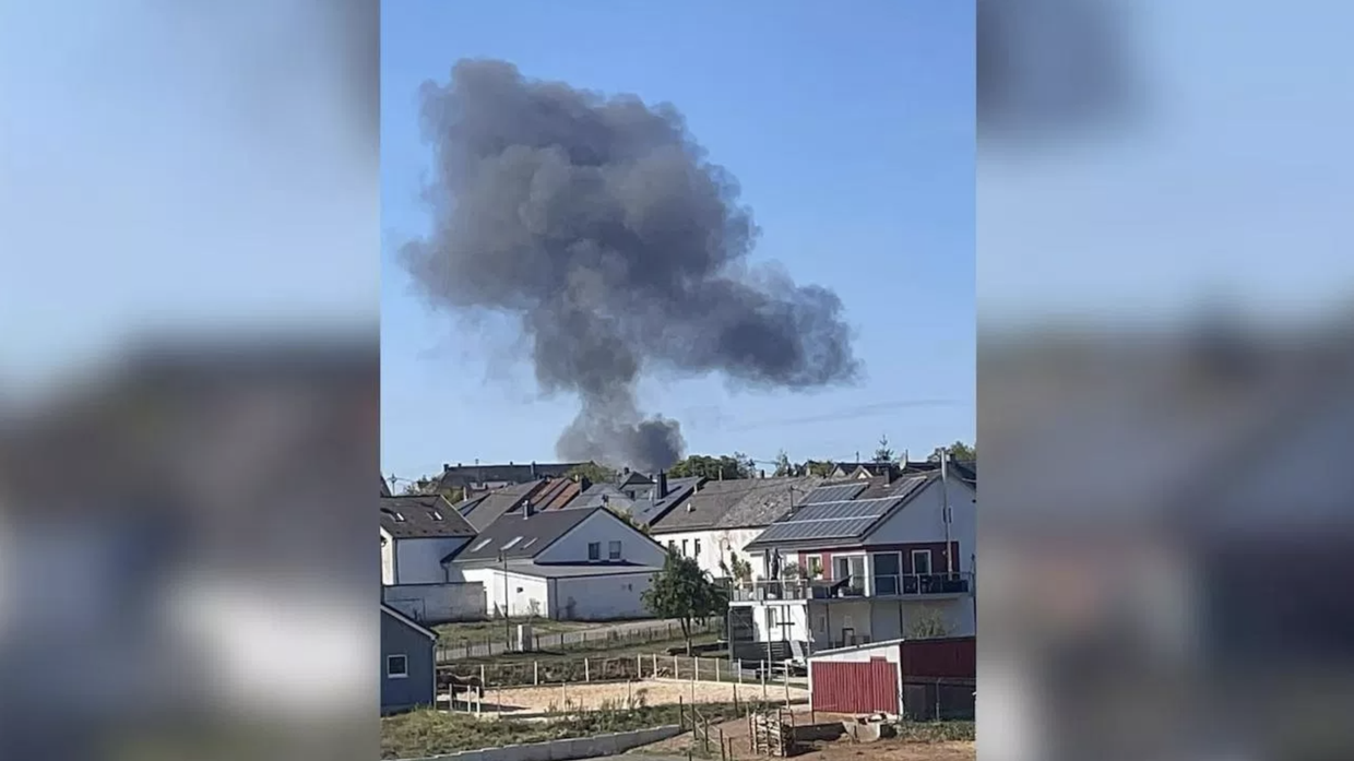 Дым на месте падения военного самолета возле авиабазы ВВС США Шпангдалем, Германия