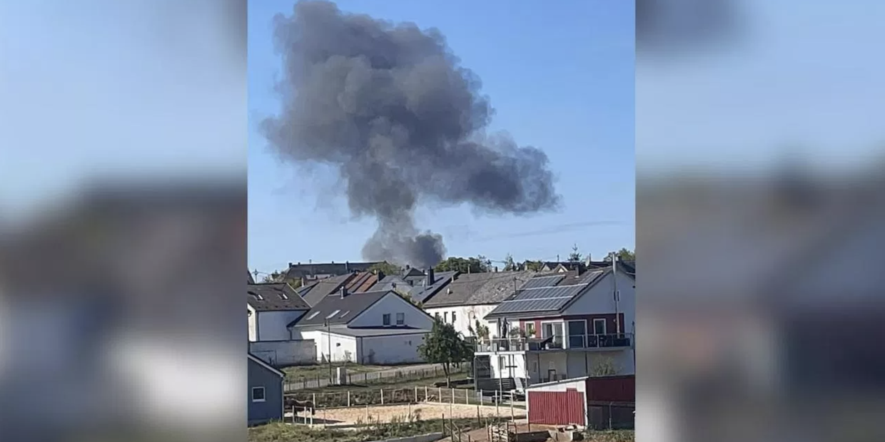 Дым на месте падения военного самолета возле авиабазы ВВС США Шпангдалем, Германия