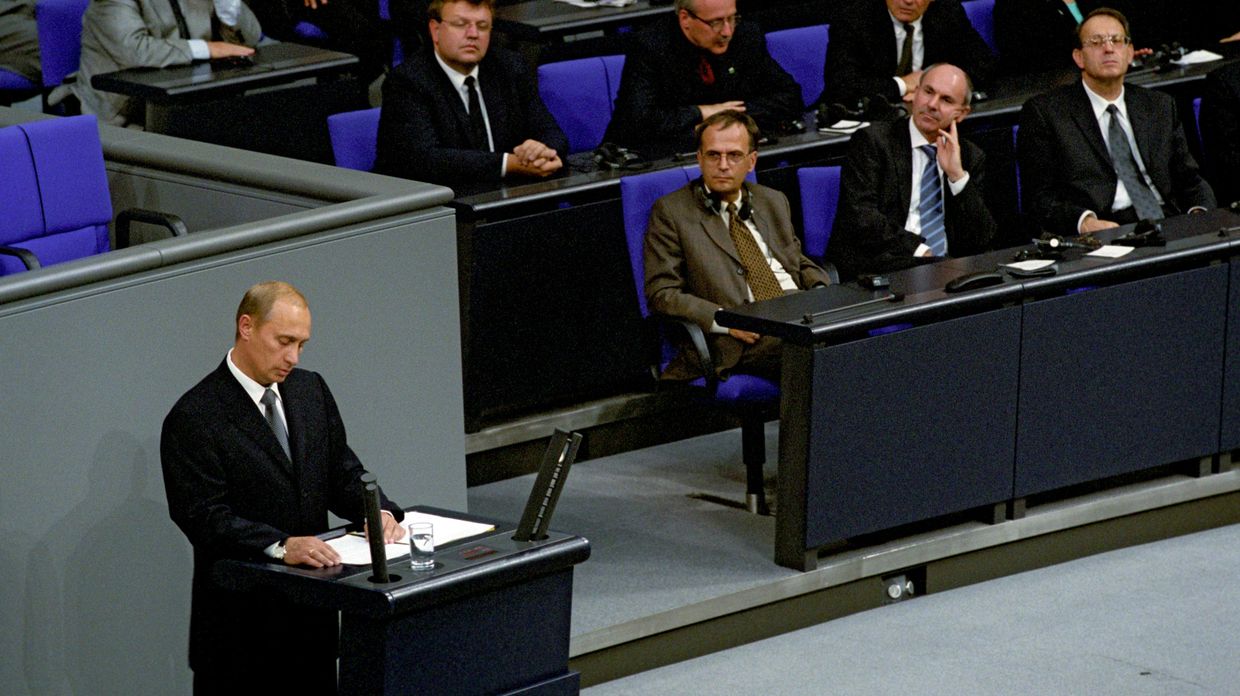 Президент РФ Владимир Путин выступает перед депутатами бундестага 25.09.2001 г. 