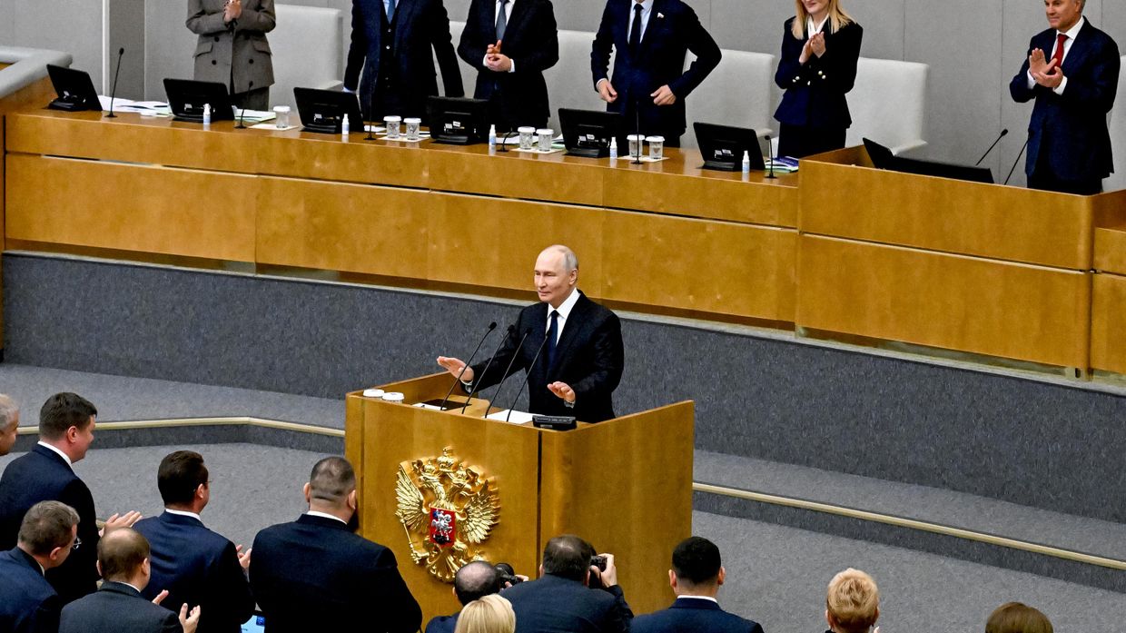 Первое пленарное заседание Госдумы РФ девятого созыва при участии президента Владимира Путина