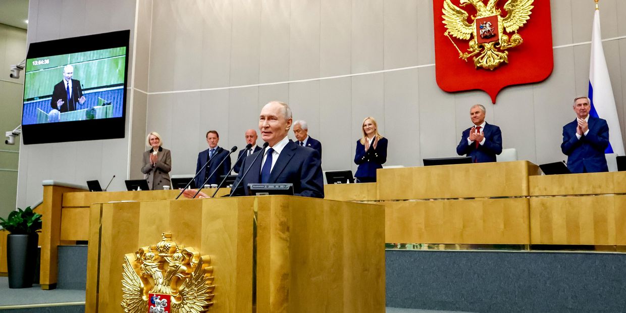 Первое пленарное заседание Госдумы РФ девятого созыва при участии президента Владимира Путина
