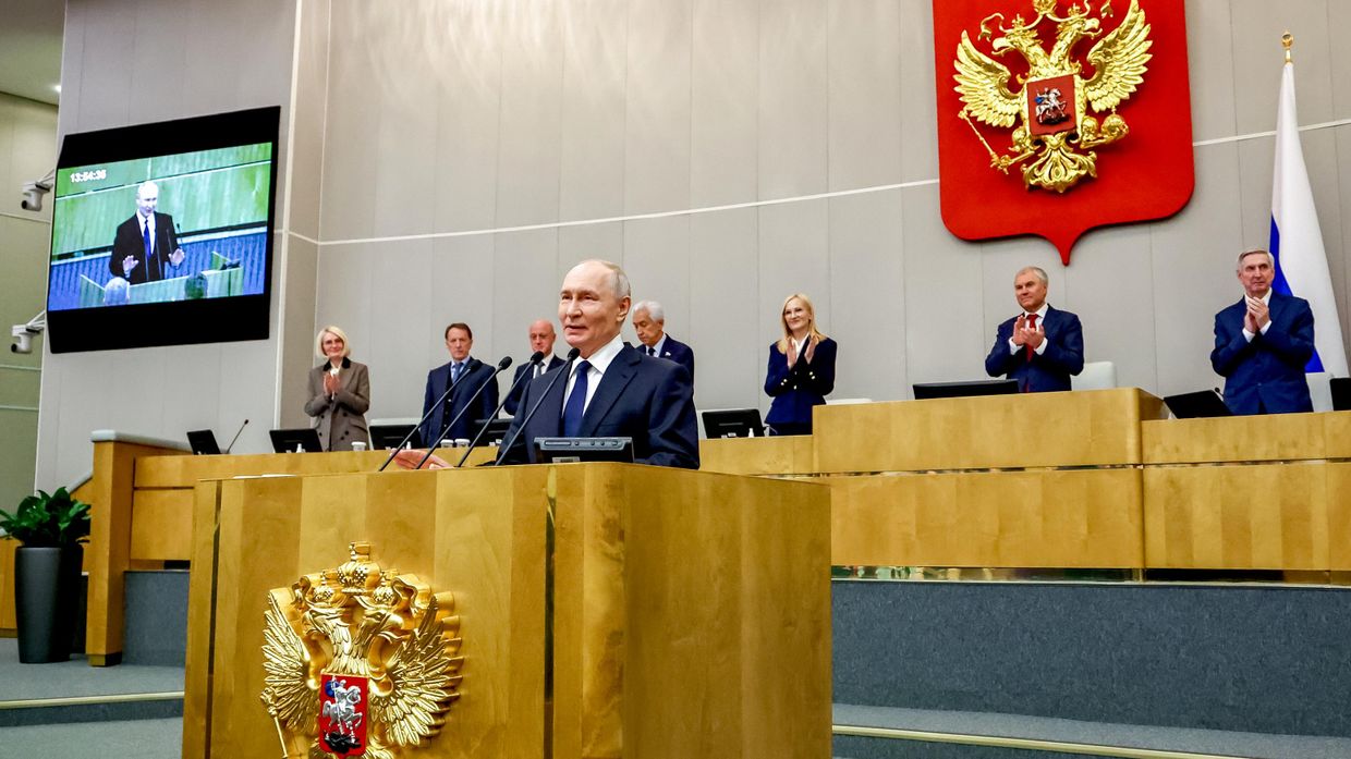 Первое пленарное заседание Госдумы РФ девятого созыва при участии президента Владимира Путина