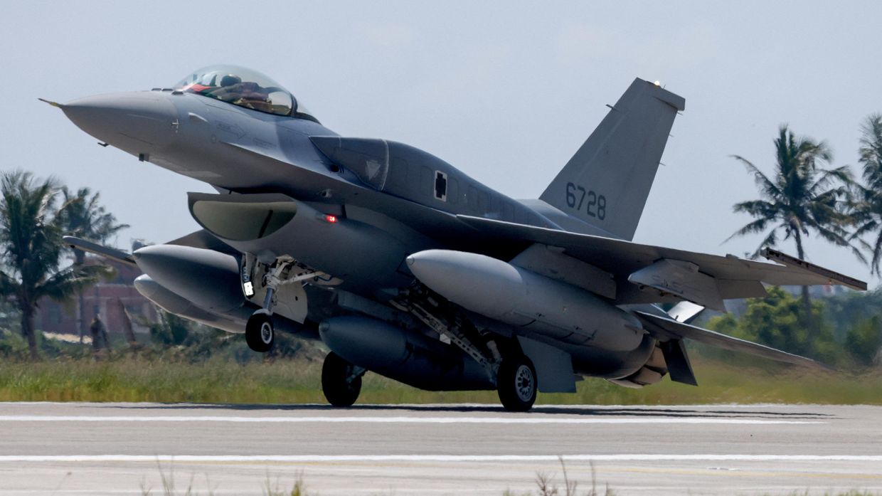 Истребитель  F-16V приземляется на авиабазе Тайдун на о. Тайвань 2 октября 2026 г.  